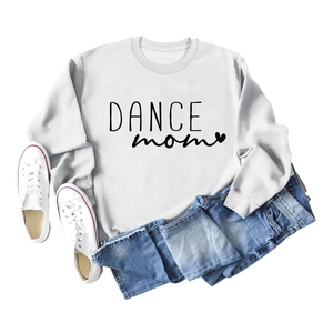 Vue à plat du sweat blanc 'DANCE mom' avec un jean bleu et des baskets en toile blanches