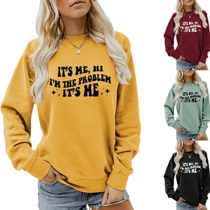 Detail der Textgrafik auf einem lässigen Langarm-Sweatshirt für Damen mit Rundhalsausschnitt