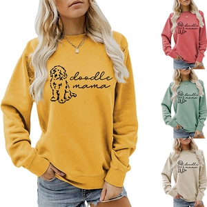 Détail de l'écriture doodle mama et du motif caniche sur un sweat-shirt décontracté