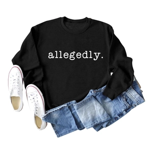 Vue à plat d'un sweat-shirt noir à manches longues avec texte allegedly blanc et un jean