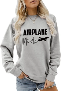 Détail du sweat-shirt gris avec texte Airplane Mode et silhouette d'avion imprimée