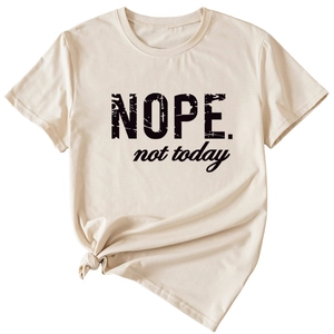 Détail du t-shirt beige à manches courtes avec slogan Nope Not Today et nœud à la taille