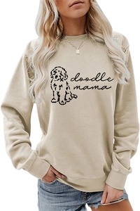 Détail de l'imprimé doodle mama sur le sweat-shirt à manches longues kaki doux