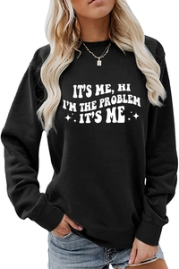 Detail des weißen Grafikdrucks auf einem schwarzen Baumwoll-Sweatshirt aus Stoff