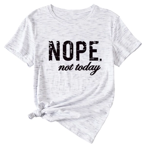 Détail du t-shirt gris clair avec slogan Nope Not Today et nœud décoratif sur le bas