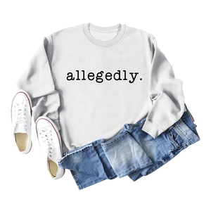 Mise à plat d'un sweat blanc à col rond avec texte allegedly noir et jean bleu