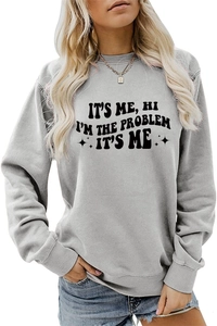 Nahaufnahme des schwarzen 'IT'S ME HI I'M THE PROBLEM' Aufdrucks auf grauem Sweatshirt