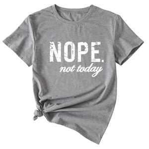 Détail du t-shirt gris imprimé Nope Not Today avec ourlet noué au design moderne