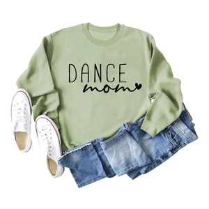 Détail du sweat-shirt vert sauge avec imprimé Dance Mom noir et petit motif cœur