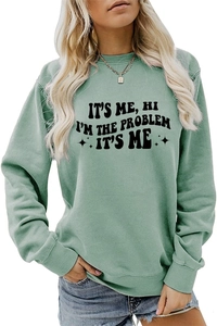 Detail von salbeigrünem Sweatshirt mit schwarzem It's Me Text und Rippbündchen am Ärmel