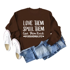 Vue à plat du sweat marron à manches longues avec texte blanc, jean et baskets blanches