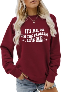 Detail des weißen Kunstdruck-Schriftzugs auf einem weinroten Premium-Rundhals-Sweatshirt