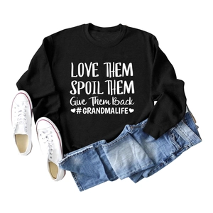 Détail du sweat-shirt noir à col rond avec inscription blanche Love Them Spoil Them