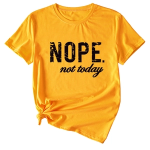 Détail d'un t-shirt jaune en coton avec lettrage Nope not today et ourlet noué à la taille