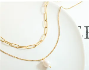 Détail du collier double rang doré avec chaîne trombone et perle d'eau douce