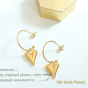 Boucles d'oreilles créoles cœur élégantes en plaqué or 18 carats avec fini brillant