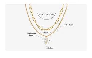 Détail du pendentif perle d'eau douce et du collier à maillons trombone dorés superposés