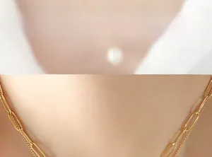 Détail du collier à maillons trombone doré avec une finition polie brillante