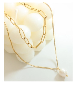 Détail d'un collier à double rang avec chaîne trombone et pendentif perle d'eau