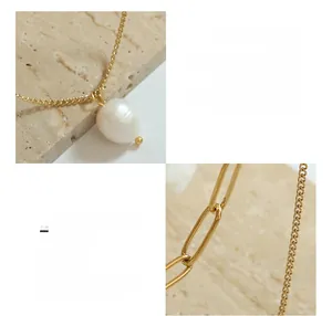 Détail du collier à maillons trombone plaqué or 18 carats avec perle d'eau douce