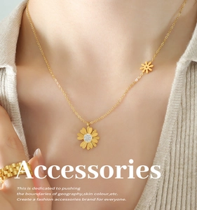 Vue macro du collier pendentif marguerite dorée avec détails en zircon sur mannequin