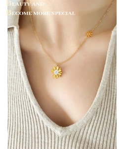 Détail du collier marguerite dorée avec pendentifs en zircon sur le mannequin