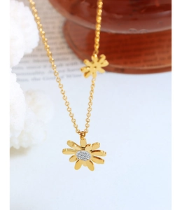Détail du collier pendentif tournesol doré avec centre en zircon et chaîne dorée raffinée