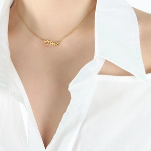Collier double couche doré avec pendentif 'time' sur un modèle féminin minimaliste