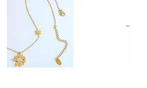 Détail du collier marguerite en acier titane doré avec cœur de fleur en zircon brillant