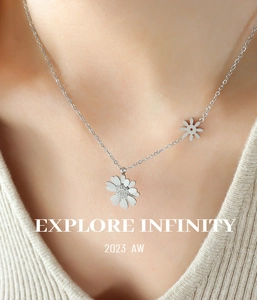 Gros plan d'un collier pendentif marguerite en argent avec zircons sur le cou d'un mannequin