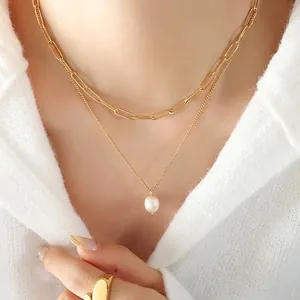 Collier double rang en acier titane doré avec chaîne trombone et perle d'eau douce