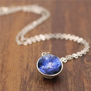 Collier pendentif galaxie système solaire avec boule de verre 18mm sur bois