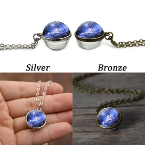 Collier pendentif boule de verre galaxie du système solaire en finitions argent et bronze