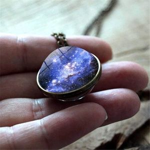 Collier Pendentif Boule de Verre Galaxie Vintage Pour Hommes Femmes Alliage de Zinc Double Face Univers Chaîne de Pull Cadeau