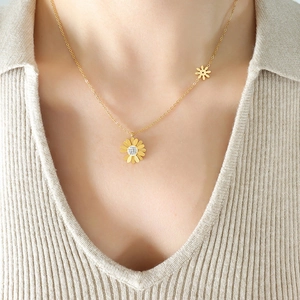 Collier Pendentif Marguerite Acier Titane Zircon Double Fleur Élégant Minimaliste Bijoux Plaqués Or Pour Femmes Chic