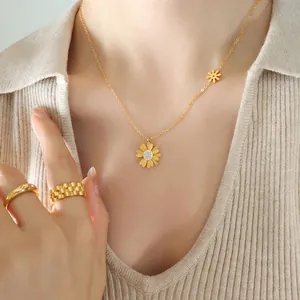 Collier avec pendentif marguerite en zircon et acier titane doré avec bagues assorties