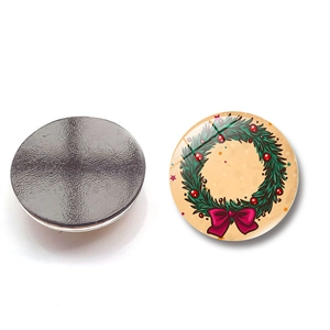 Détail macro de l'aimant de Noël en verre montrant le design et la surface magnétique