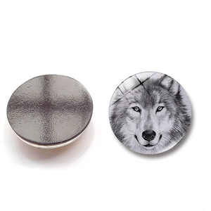 Detailopname van 25mm wolf koelkastmagneet met kristalglas en magnetische achterkant