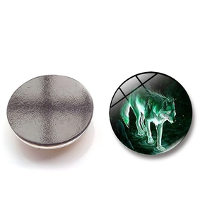 Detailweergave van de glazen wolf koelkastmagneet met een sterke magnetische basis achter
