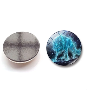 Detailweergave van de voor- en achterkant van een 25mm wolf-motief kristalglas koelkastmagneet