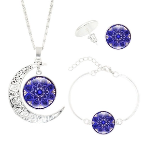 Detailliertes Silber-Mandala-Schmuckset mit blauem Blumen-Mondsichel-Anhänger und Ohrringen