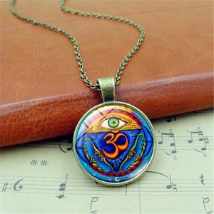 Macro d'un pendentif Om en bronze avec motif Mauvais Œil sur fond de musique vintage