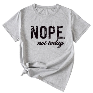 Détail du t-shirt gris à manches courtes avec imprimé Nope not today et nœud