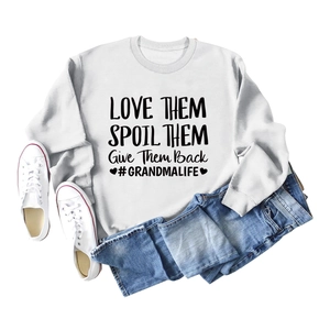 Détail du sweat gris à col rond avec texte Love Them Spoil Them et motifs cœurs