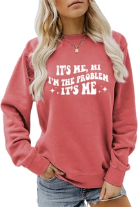 Detail des weißen Aufdrucks auf rostrotem Baumwoll-Sweatshirt mit Rippbündchen