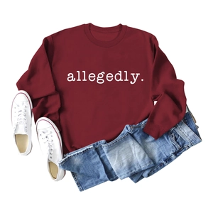 Vue à plat d'un sweat bordeaux avec texte allegedly, un jean et des baskets blanches