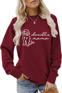 Détail du sweat bordeaux doodle mama avec imprimé chien blanc et col ras du cou