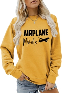 Détail du sweat-shirt jaune gingembre avec graphique Airplane Mode noir et tissu en coton doux