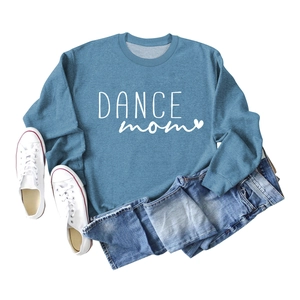 Mise à plat d'un sweat bleu Morandi à manches longues avec lettrage blanc DANCE mom