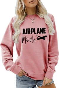 Détail de l'imprimé graphique Airplane Mode sur un sweat-shirt rose décontracté